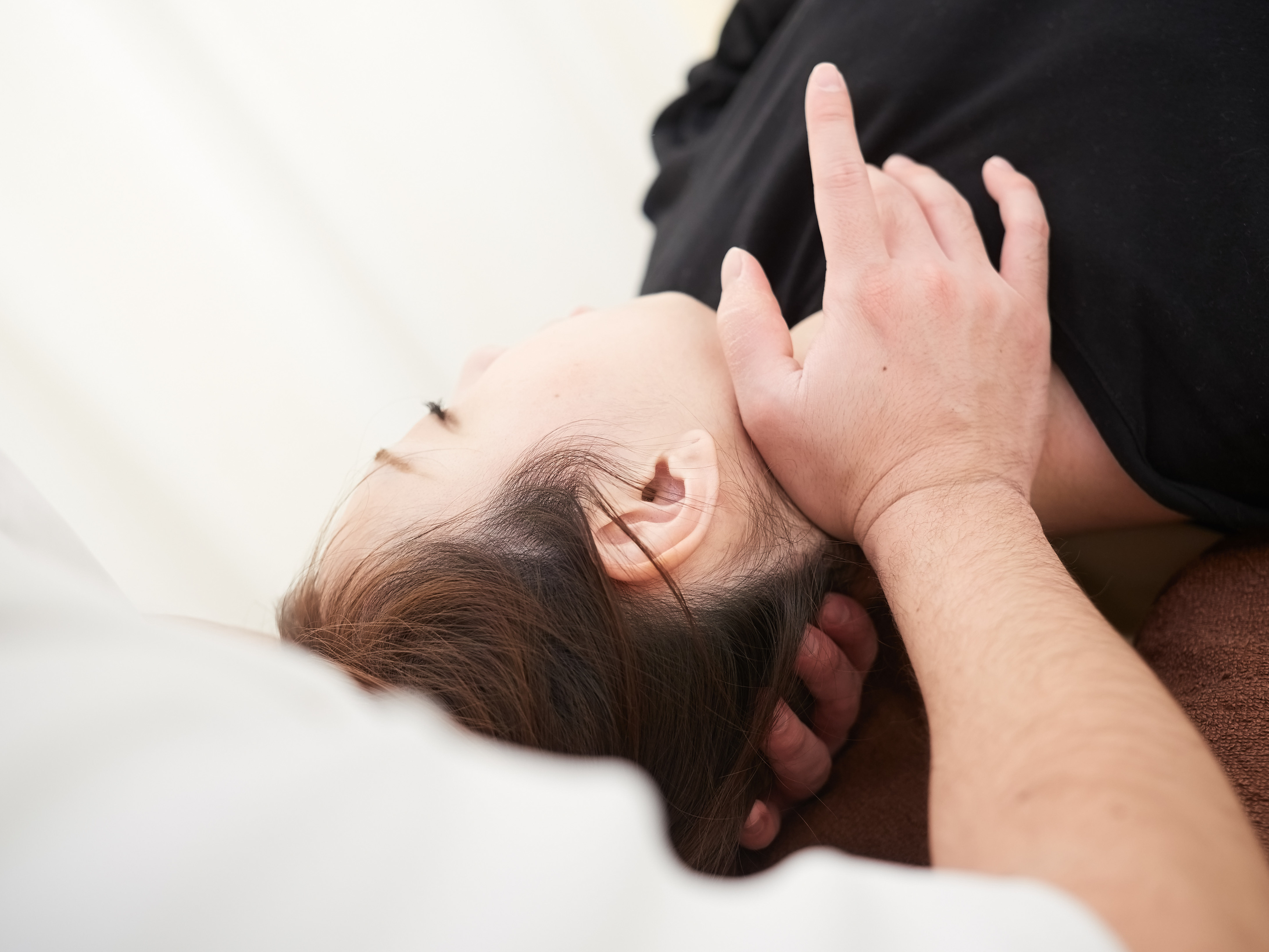 お客様の身体状態に合わせて施術を行うの写真